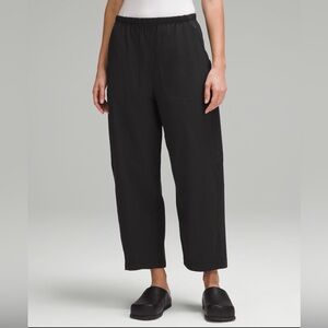 Brand New lululemon Mid-Rise Barrel-Leg Crop Pants - Women’s Size 6 - Black